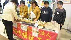 焼き菓子やお弁当の販売