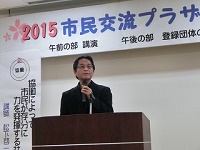 講演中の松下氏
