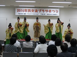御殿万歳の演技